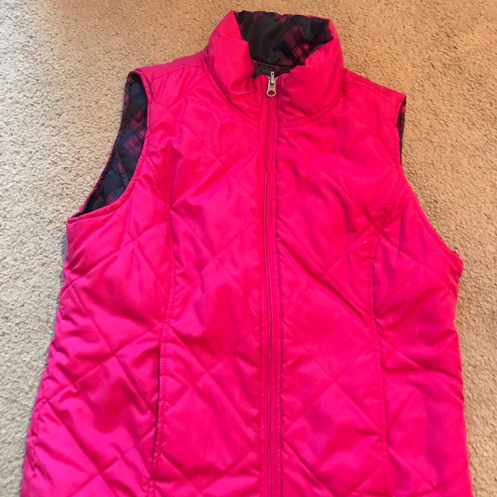 Size medium reversible vest.
